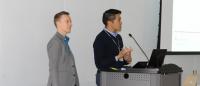 Kasey Jackman ’05 ’10 ’17, PhD, (left) and Jeffrey Kwong, DNP, (right) help CUIMC students hone collaborative skills during a case-based discussion by talking into microphone in front of a group of students.